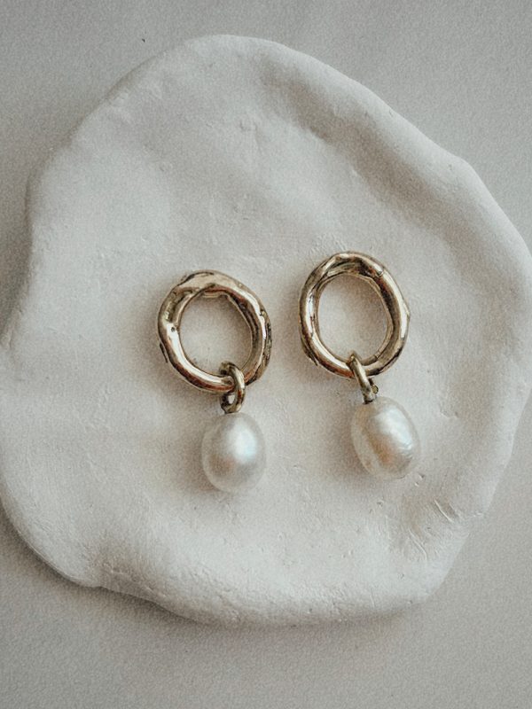 Earrings with pearls